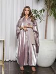 Abaya ouverte en satin soyeux style kimono.