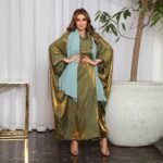 Abaya ouverte en satin soyeux style kimono.