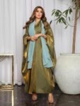 Abaya ouverte en satin soyeux style kimono.