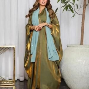 Abaya ouverte en satin soyeux style kimono.