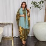 Abaya ouverte en satin soyeux style kimono.
