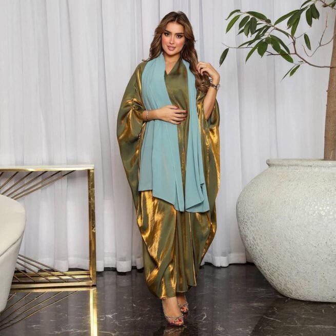 Abaya ouverte en satin soyeux style kimono.